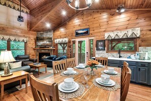 Dining - Aubrie’s Castle | Family Cabin Near Pigeon Forge (Sevierville)