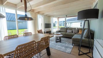 Chalet, 3 Bedrooms | Living area | Smart TV