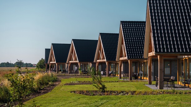 A row of modern, single-story buildings with sloped roofs, likely part of a resort or hotel. - EuroParcs Cadzand (Cadzand-Bad)