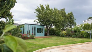 A small, light blue house with a tree in the front yard. - Spacious family cottage close to the beach and just a short drive from Edinburgh (Limekilns)