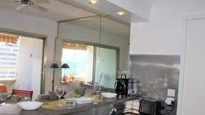 Eine moderne Küche mit Spüle, Toaster und einem großen Fenster.