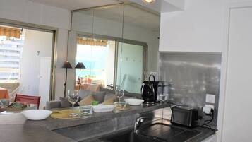 Een koelkast, een magnetron, een oven, een kookplaat