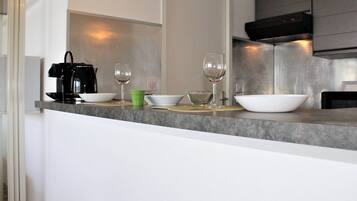 Réfrigérateur, micro-ondes, four, plaque de cuisson