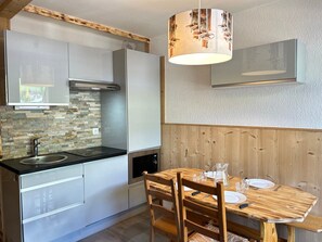 Fridge, microwave, dishwasher - Ultimate Ski-In/Ski-Out Studio with Modern Amenities in Les Gets (Les Gets)