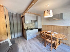 Interior - Ultimate Ski-In/Ski-Out Studio with Modern Amenities in Les Gets (Les Gets)