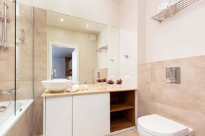 Badewanne, Haartrockner, Handtücher