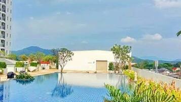 Una piscina al aire libre