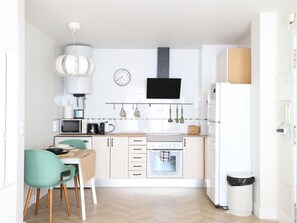 Refrigerador, microondas, horno y cafetera y tetera