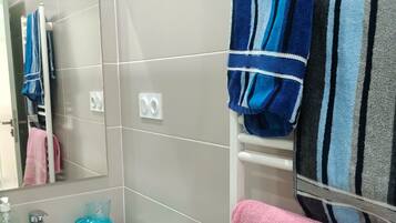 Dusche, Handtücher, Seife, Shampoo