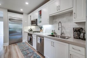 Refrigerador, microondas, horno y parrilla de estufa 