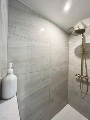 Serviettes fournies, shampoing, papier toilette
