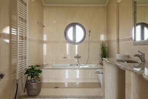 Sèche-cheveux, serviettes fournies, savon, papier toilette