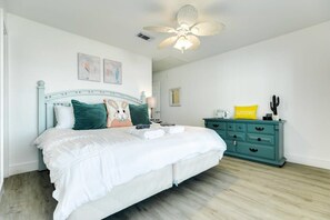 4 bedrooms, desk, WiFi, bed sheets