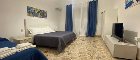 2 Schlafzimmer, Schreibtisch, Bügeleisen/Bügelbrett, Reisekinderbett