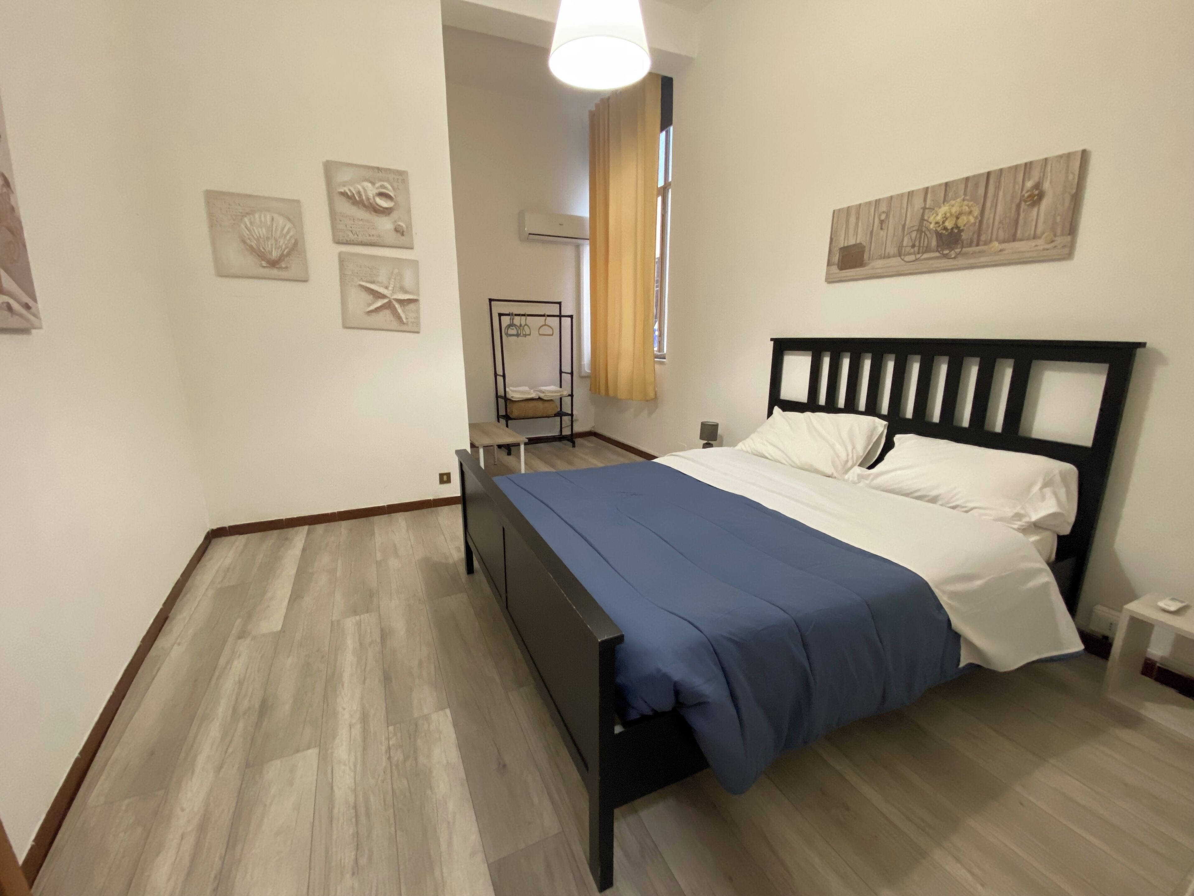 2 عدّة غرف نوم ومكتب ومكواة/لوح كي وسرير سفر