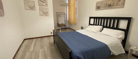 2 多间卧室、办公桌、熨斗/熨衣板、旅行婴儿床