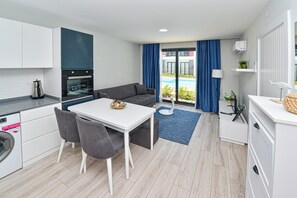 1 soverom, skrivebord, skrivebord for bærbar PC og blendingsgardiner