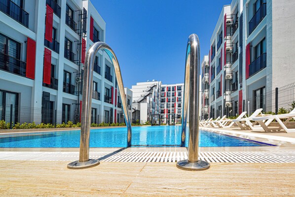 Piscine extérieure (ouverte en saison), parasols de plage