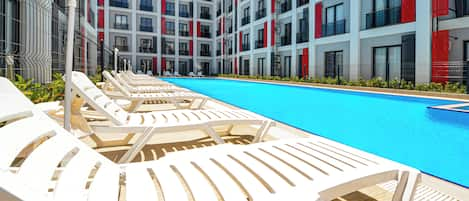 Piscine extérieure (ouverte en saison), parasols de plage