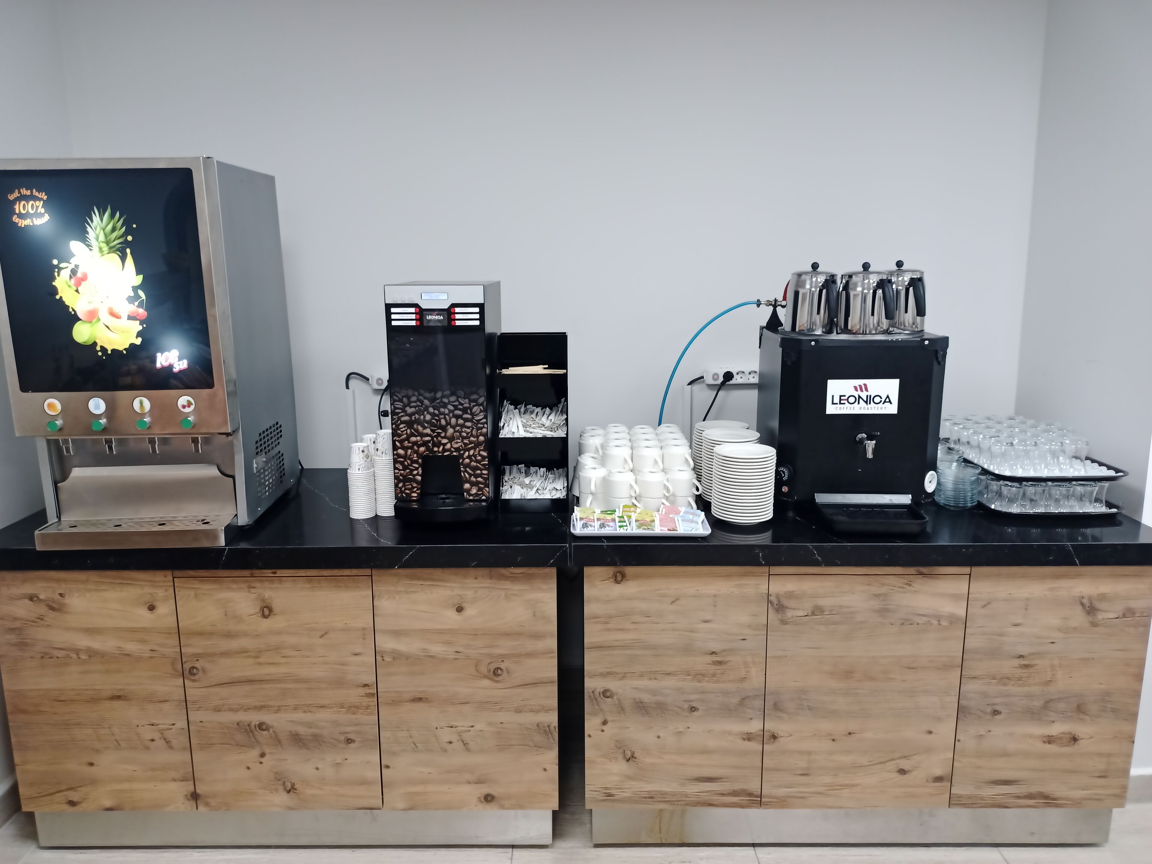 En kaffestation med kaffemaskine, kværn og dispensere.