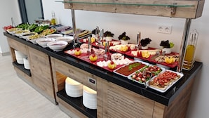 Un bufé con diferentes alimentos y salsas.