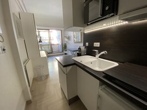 Réfrigérateur, micro-ondes, cafetière/bouilloire, bouilloire électrique