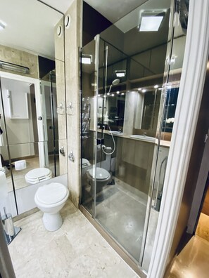 Douche, sèche-cheveux