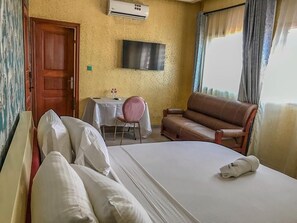 럭셔리룸 | 각각 다른 스타일의 인테리어, 책상, 노트북 작업 공간, 방음 설비