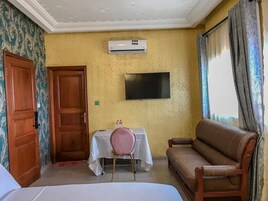 Decoración personalizada, escritorio y espacio para trabajar con laptop 