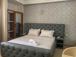 Decoración personalizada, escritorio y espacio para trabajar con laptop 