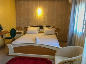 Business Room | Individually decorated, desk, laptop workspace, soundproofing - Hotel Noahgarden 2 (Cotonou)