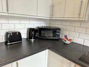 Kühlschrank, Mikrowelle, Ofen, Herdplatte