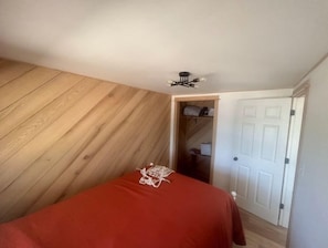 1 bedroom, free WiFi, bed sheets - Tiny home, Horseshoe Lake! (Six Lakes)