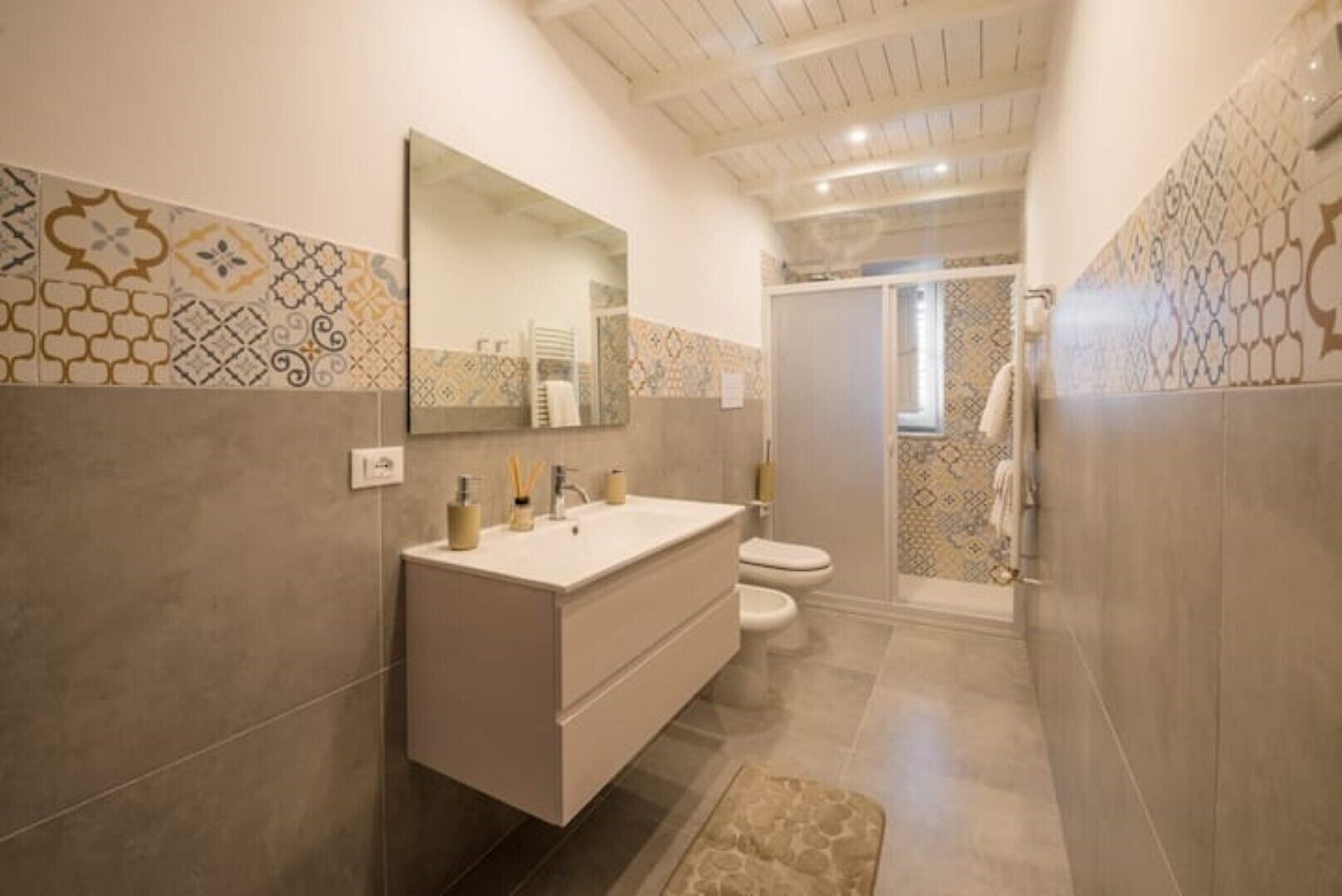 Dusche, Haartrockner, Bidet, Handtücher