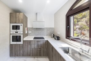 Geladeira, micro-ondas, fogão, cooktop