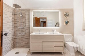 Een douche, een haardroger, handdoeken