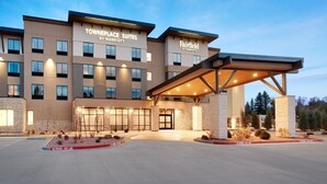 A hotel with a modern design, featuring a covered entrance and multiple floors. - Fairfield Inn & Suites by Marriott Show Low (Show Low)