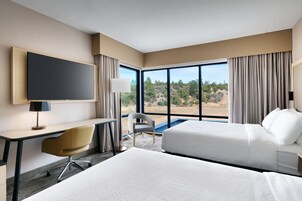 Habitación, 2 camas de matrimonio | Escritorio, espacio para trabajar con un portátil, cortinas opacas