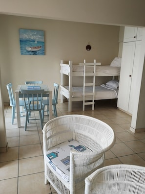 Family Apartment | Living area | Flat-screen TV - 21 Camarque (eMdloti)
