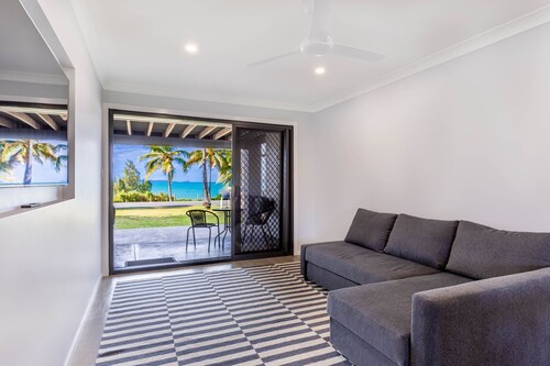 Lower level, Cute Apartment on Lammermoor Beach