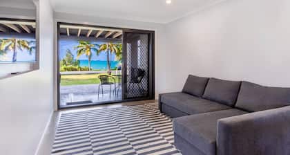 Lower level, Cute Apartment on Lammermoor Beach