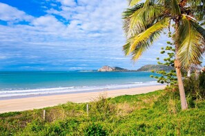 On the beach - Lower level, Cute Apartment on Lammermoor Beach (Yeppoon)