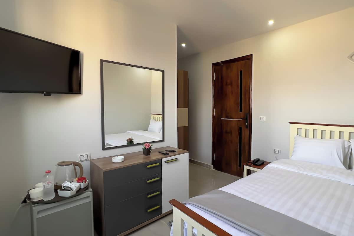 4 bedrooms, Egyptian cotton sheets, premium bedding, memory-foam beds