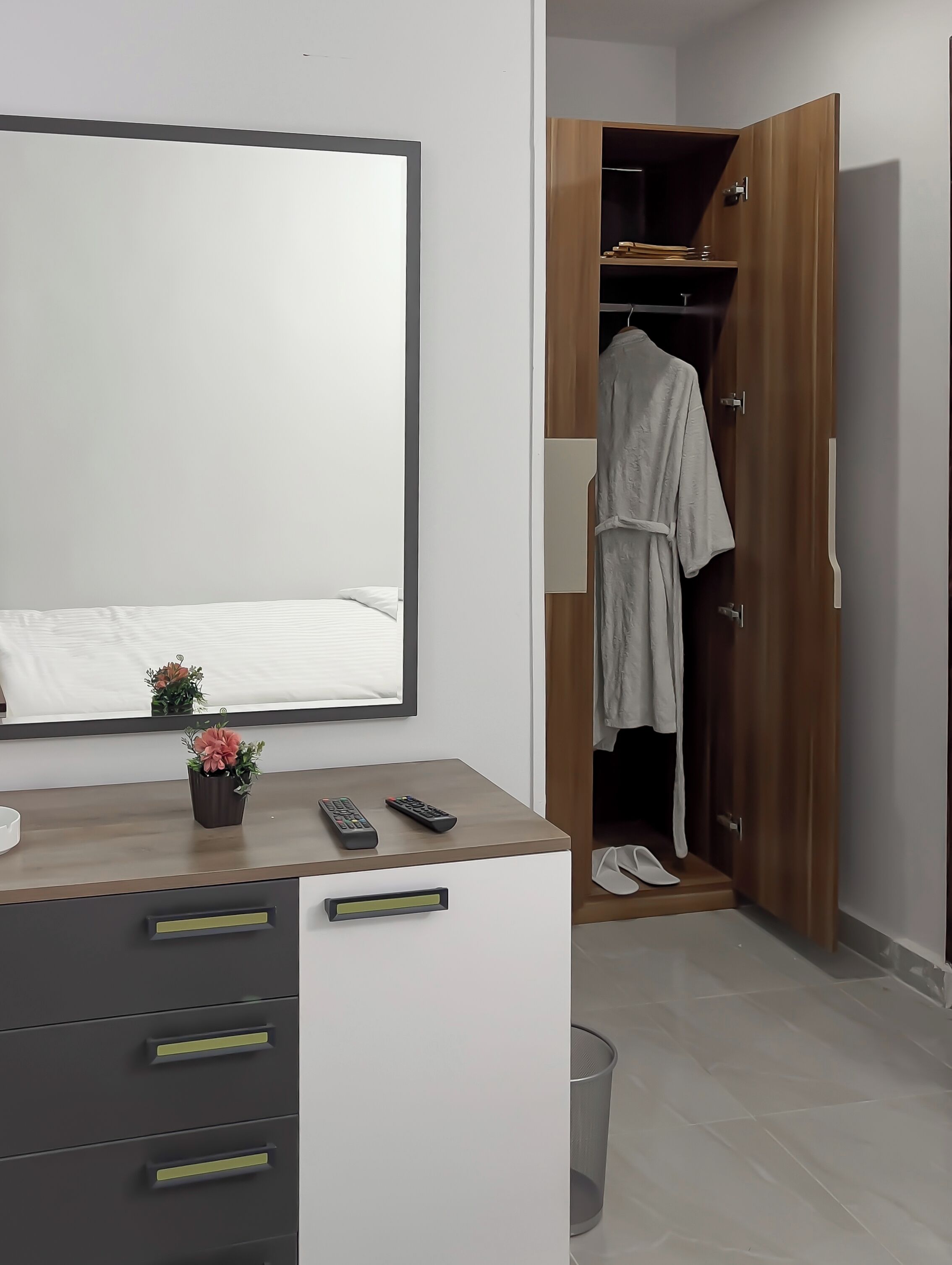 Design Room | Egyptian cotton sheets, premium bedding, pillowtop beds, minibar