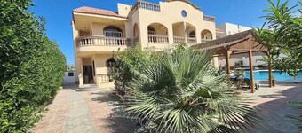 Apartment + rooftop in Villa with pool