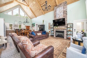 Smart TV, fireplace - T-bird Lakefront Luxury | New Home | Sleeps 16 (Cherokee Village)