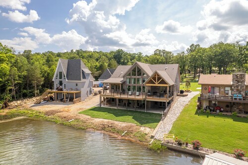 T-bird Lakefront Luxury | New Home | Sleeps 16