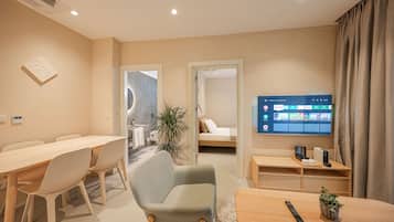 Comfort Suite | Premium bedding, minibar, in-room safe, iron/ironing board