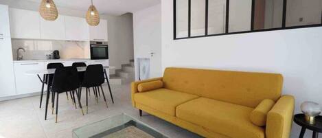 Smart-TV, Bücher, Stereoanlage