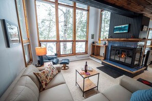 Smart-TV, peis, bøker og kontorer